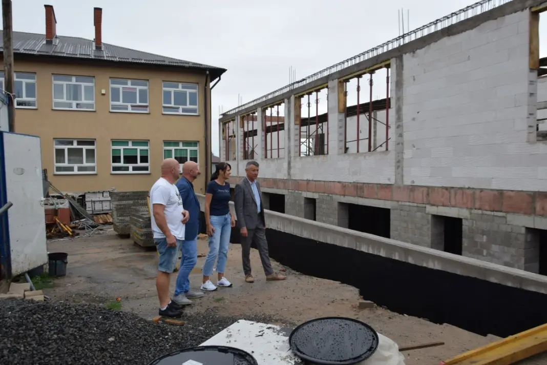 Postępy prac przy budowie żłobka w Gadce oceniali wójt gminy Mirzec Mirosław Seweryn, radna z Gadki Sylwia Błach, kierownik Referatu Inwestycji Ryszard Nowak i radny z Gadki Marcin Drabik/ fot. UG Mirzec