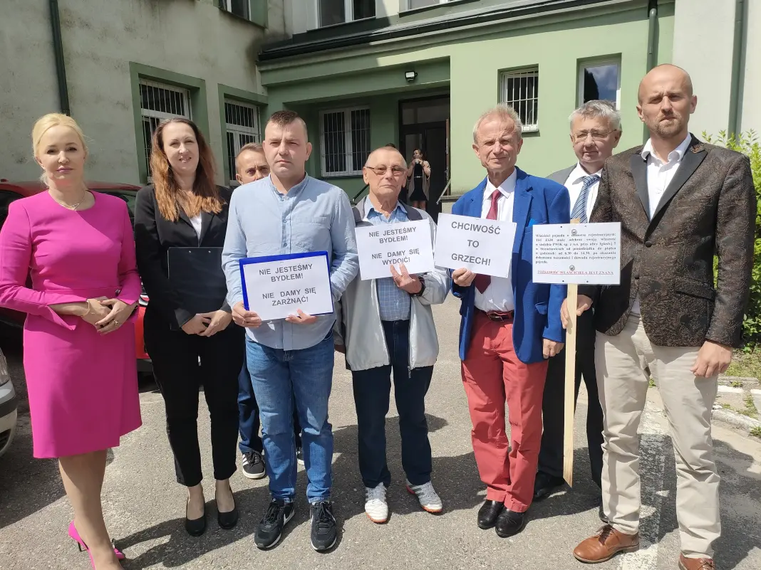 Mieszkańcy Starachowic sprzeciwiają się propozycji miasta dotyczącej płatnej rezerwacji miejsc parkingowych przed blokami. Na sesji rady miejskiej wyrazili swój protest, obawiając się wzrostu opłat za parkowanie i utraty wolnych miejsc. Zarówno radni opozycji, jak i niezadowoleni mieszkańcy podkreślają, że decyzje dotyczące dzierżawy parkingów powinny być konsultowane z mieszkańcami. Prezydent tłumaczy, że opłaty z tego