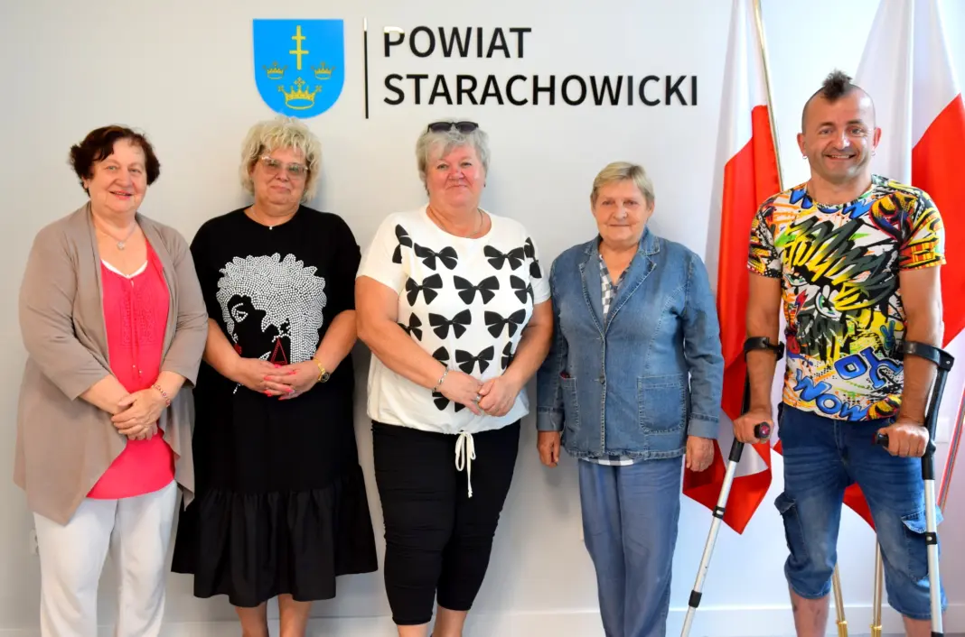 Nowa Rada Społeczna ds. Osób Niepełnosprawnych (od lewej - Lucyna Młynek, Izabela Wałęga, Krystyna Pytel, Alicja Czarnecka i Krzysztof Korpik) / fot. Starostwo Powiatowe