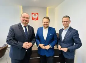 Na zdjęciu (od lewej): Maciej Myszka - nowy Sekretarz Miasta, prezydent Starachowic Marek Materek, Tomasz Porębski - aktualny Sekretarz Miasta / fot. UM Starachowice