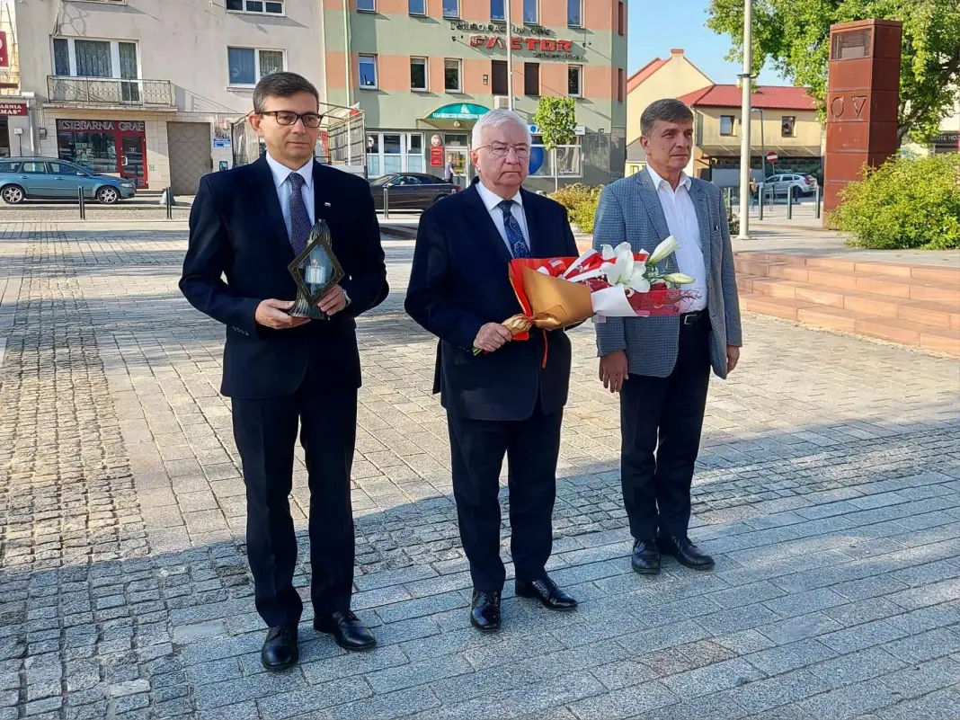 Na zdjęciu (od lewej): Dariusz Nowak - radny miejski, poseł Krzysztof Lipiec i Andrzej Pruś - radny Sejmiku Województwa Świętokrzyskiego / fot. Gazeta Starachowicka