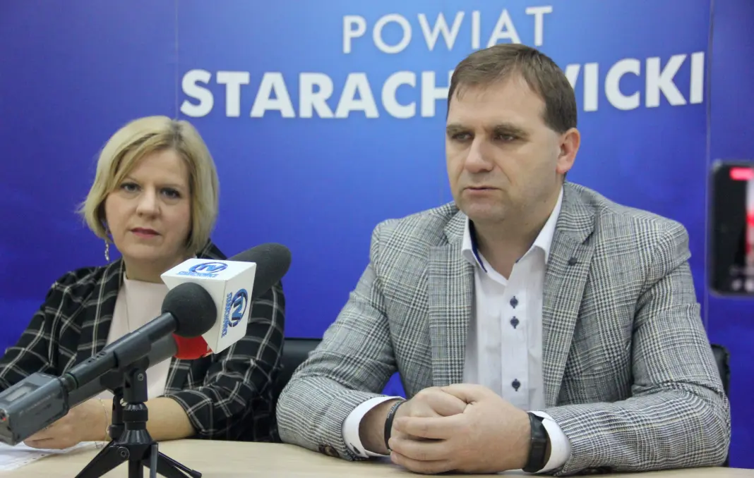 na zdjęciu: Elżbieta Pryciak ze Stowarzyszenia Bezpieczny Powiat Starachowicki i starosta Piotr Ambroszczyk / fot. Powiat Starachowicki