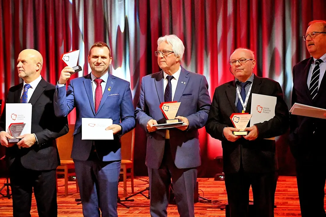 Starosta Piotr Ambroszczyk chwilę po odebraniu statuetki dla najlepszych powiatów w kraju / fot. Powiat Starachowicki