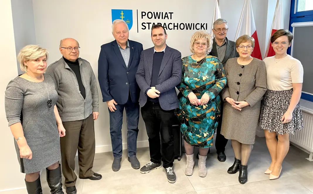 Powiatowa Rada Seniorów jeszcze w niepełnym składzie. Na zdjęciu ze starostą Piotrem Ambroszczykiem oraz Martyną Swaciak z Biura Polityki Społecznej i Zdrowia / fot. Powiat Starachowicki