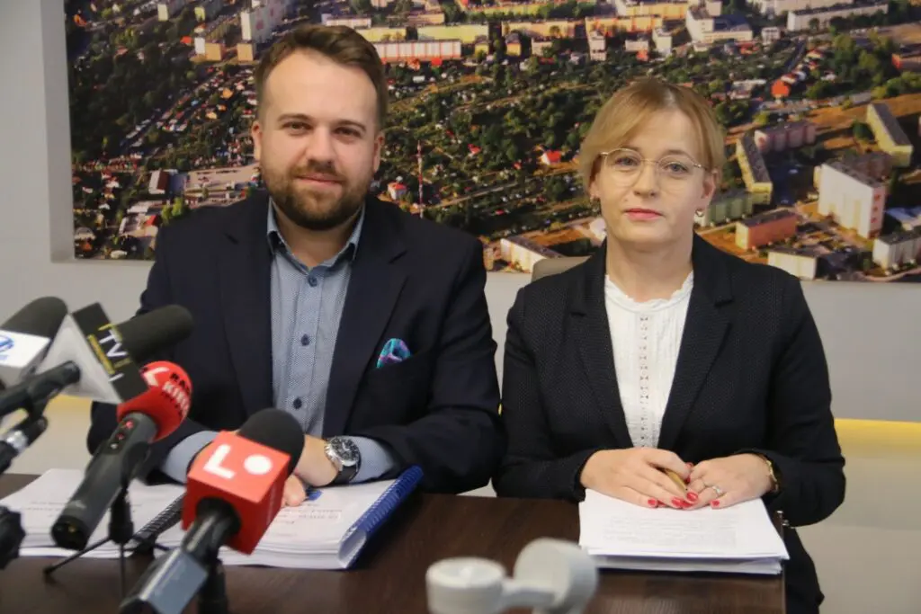 Prezydent Starachowic Marek Materek i Skarbnik Miasta Beata Pawłowska / fot. UM Starachowice