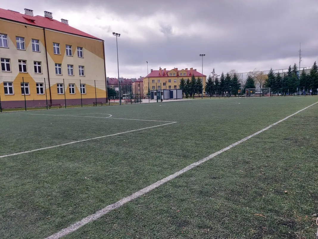 Boisko przy Szkole Podstawowej nr 9 / fot. Gazeta Starachowicka