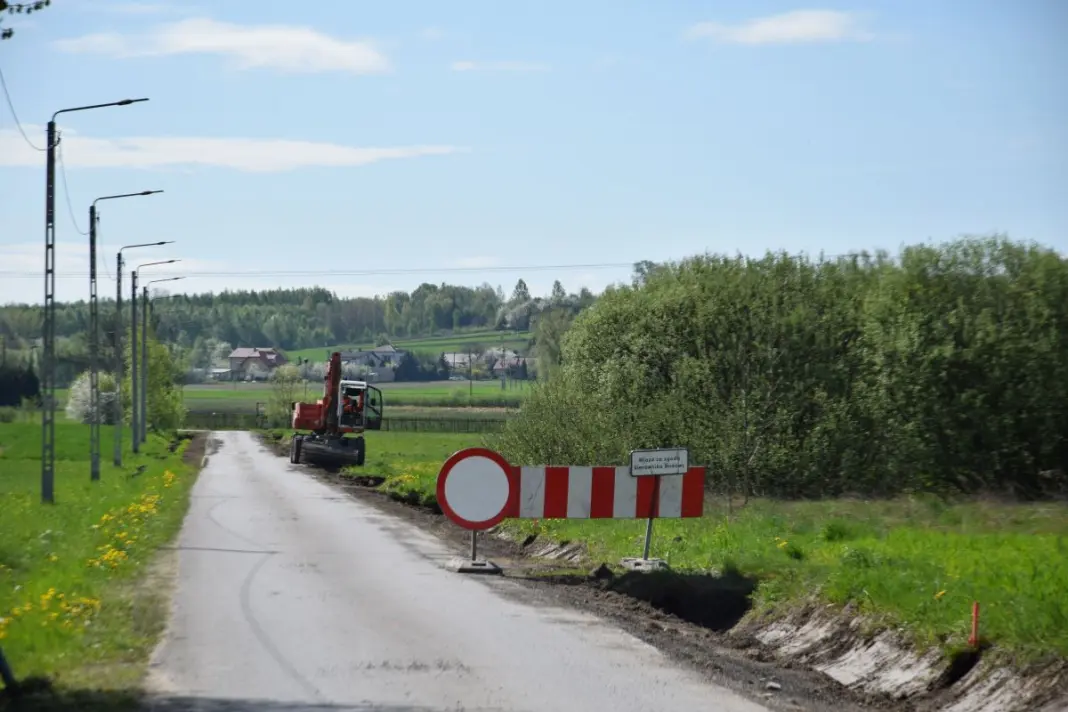 Pierwszym etapem prac przy drodze gminnej z Mirca-Majoratu do Mirca-Podborek było odhumusowanie jezdni / fot. UG Mirzec