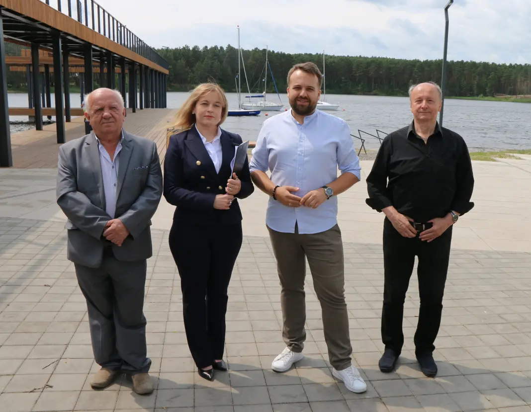 od lewej: radny Marek Kamiński, skarbnik miasta Beata Pawłowska, prezydent Starachowice Marek Materek, radny Włodzimierz Orkisz / fot. Gazeta Starachowicka