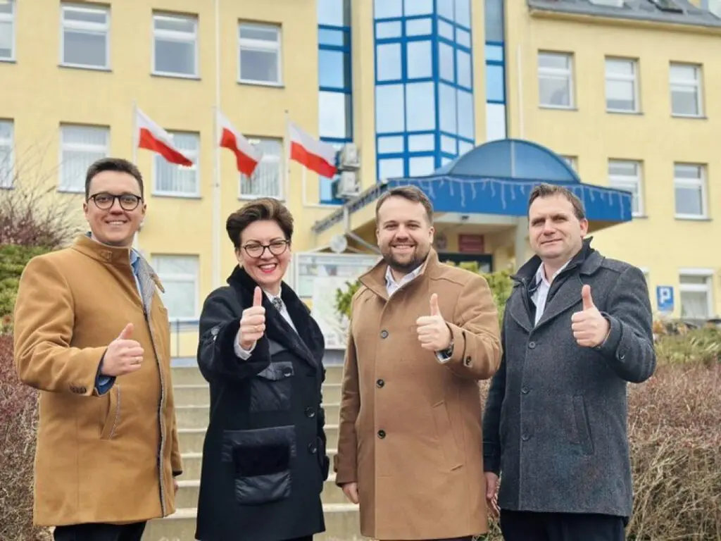 Na zdjęciu (od lewej): były starosta Piotr Babicki, wójt Gminy Brody Marzena Bernat, prezydent Starachowic Marek Materek, starosta Powiatu Starachowickiego Piotr Ambroszczyk / fot, FB Marek Materek