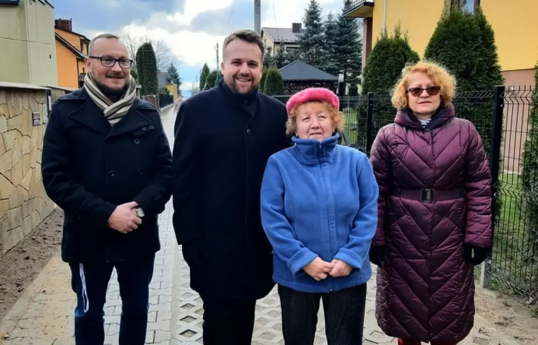 Od lewej: Ernest Kumek - kierownik Referatu Gospodarki Odpadami i Dróg, prezydent Starachowic Marek Materek, mieszkanka ulicy Letniskowej oraz zastępca prezydenta Ewa Skiba / fot. Gazeta Starachowicka