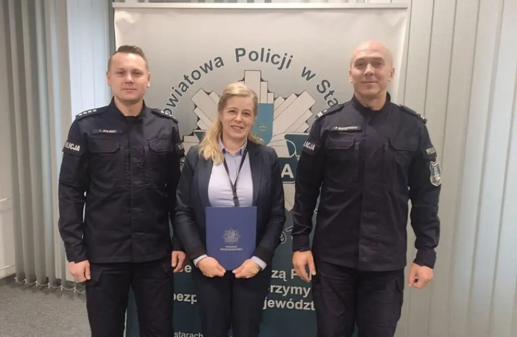 Komendant Powiatowy Policji w Starachowicach podinsp. Paweł Szczepaniak złożył podziękowania na ręce pracownicy banku, która nie dopuściła do tego, by klientka została oszukana / fot. KPP w Starachowicach