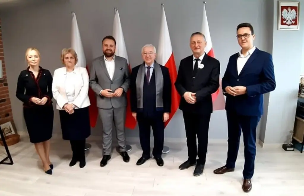 od lewej: Agnieszka Kuś - radna Rady Powiatu, Danuta Krępa - radna Rady Powiatu, Marek Materek - prezydent Starachowic, Krzysztof Lipiec - poseł PiS, Zbigniew Koniusz - wojewoda świętokrzyski, Piotr Babicki - starosta starachowicki / fot. Gazeta Starachowicka