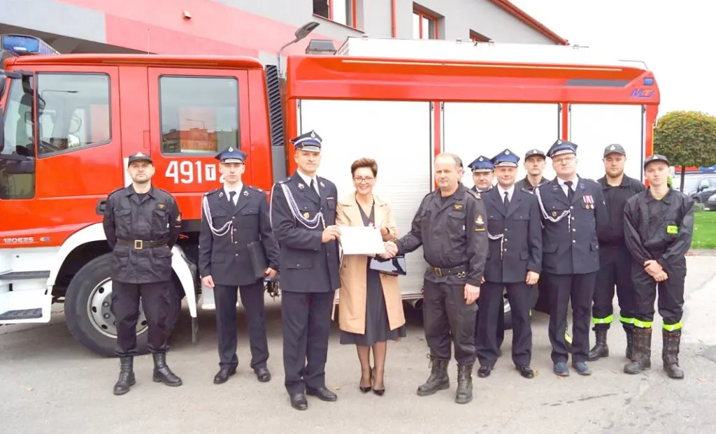 Przekazanie wozu strażackiego dla OSP w Brodach to efekt bardzo dobrej współpracy z Państwową Strażą Pożarną w Starachowicach / fot. UG Brody