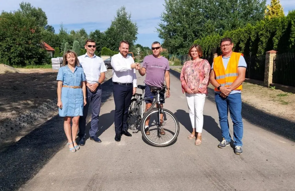 od lewej: radna Monika Nowak, radny Jarosław Nowak, prezydent Starachowic Marek Materek, mieszkaniec ulicy Wrzosowej, radna Agnieszka Cheda, przedstawiciel wykonawcy Karol Słyk / fot. Gazeta Starachowicka