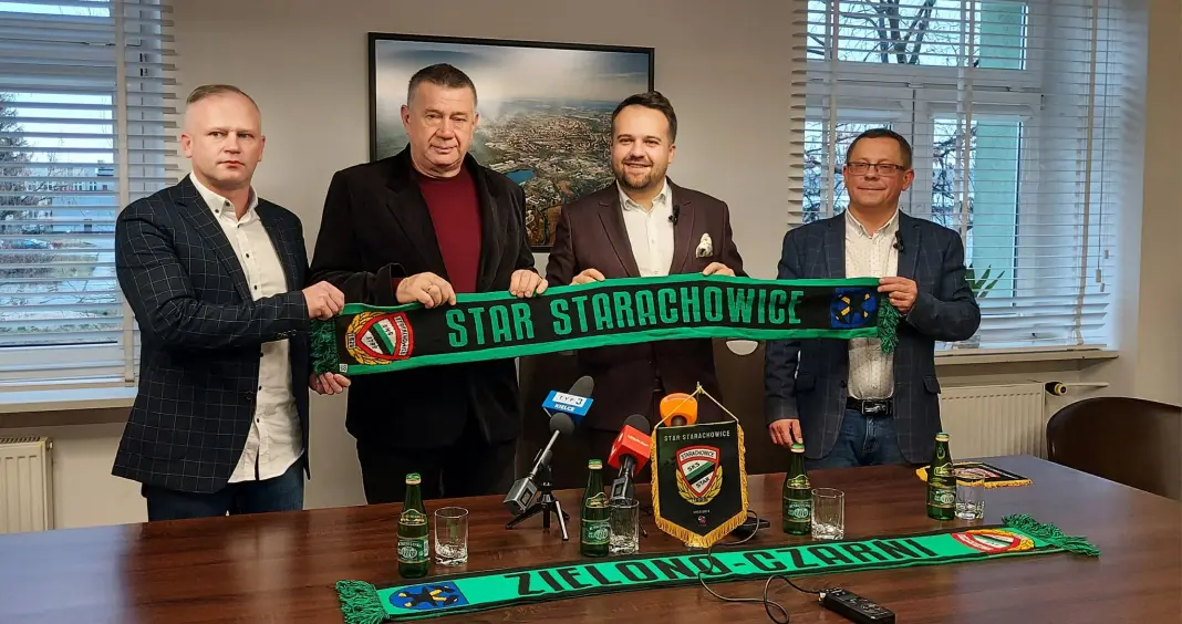 Na zdjęciu (od lewej): dyrektor sportowy Staru Sebastian Mazur, Prezes Zarządu Star Starachowice Mirosław Świrta, prezydent Starachowic Marek Materek, prezes ZEC Marcin Pocheć / fot. Gazeta Starachowicka