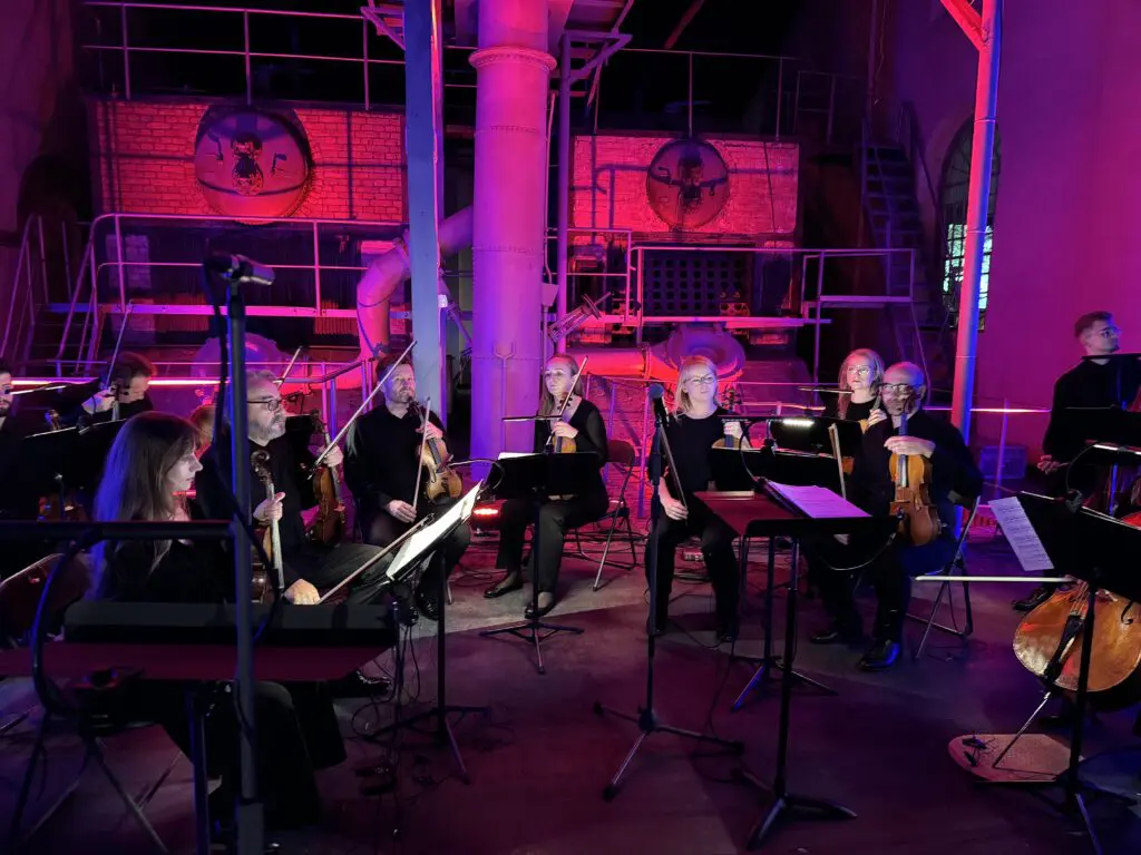 Wyjątkowy koncert Sinfonia Industrialna w wykonaniu wybitnych artystów Filharmonii Śląskiej, który odbył się w Muzeum Przyrody i Techniki w Starachowicach. Wystąpili m.in. Agata Kielar-Długosz, Łukasz Długosz oraz muzycy Śląskiej Orkiestry Kameralnej pod batutą Adama Wesołowskiego. Koncert w klimatycznym Kinie Kotłownia był prawdziwą ucztą muzyczną, gdzie zabrzmiały takie utwory jak Z