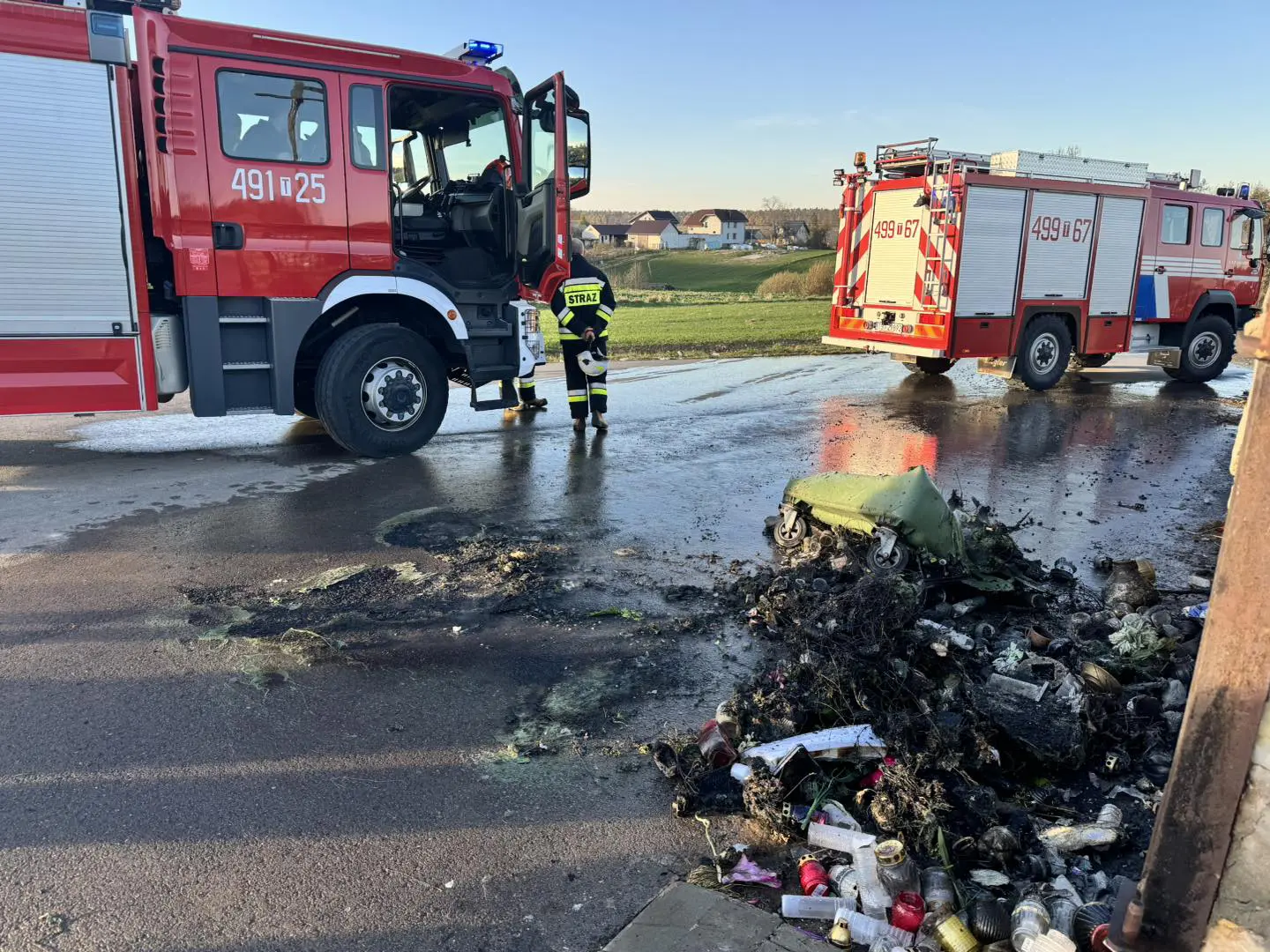 Szybka akcja strażaków ugasza pożar kontenera na śmieci przy cmentarzu w Kałkowie.