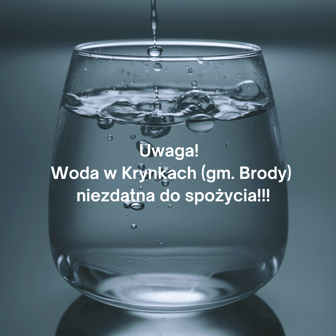 Alternatywny opis obrazka: "Ostrzeżenie Sanepidu dotyczące zanieczyszczonej wody w Krynkach – mieszkańcy korzystają z punktów składowania wody pitnej."