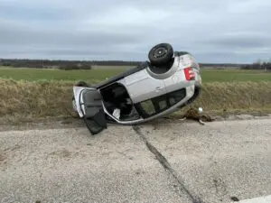 Zdjęcia z miejsca wypadku samochodowego w Dąbrowie w gminie Pawłów, gdzie przed godziną 10:00 doszło do groźnego zdarzenia. Kierowca został poszkodowany i trafił do szpitala, a służby ciągle pracują na miejscu.