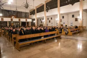 Uroczysta msza święta w kościele pw. Wszystkich Świętych w Starachowicach upamiętniła życie i wkład Jadwigi Kaczyńskiej, matki Jarosława Kaczyńskiego. Jarosław Kaczyński podzielił się wspomnieniami o dzieciństwie matki, podkreślając jej silne więzi z miastem. Po mszy złożył hołd w Panteonie Pamięci Narodu Polskiego.