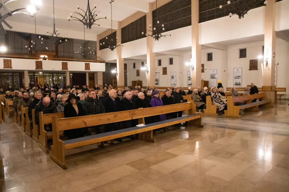 Uroczysta msza święta w kościele pw. Wszystkich Świętych w Starachowicach upamiętniła życie i wkład Jadwigi Kaczyńskiej, matki Jarosława Kaczyńskiego. Jarosław Kaczyński podzielił się wspomnieniami o dzieciństwie matki, podkreślając jej silne więzi z miastem. Po mszy złożył hołd w Panteonie Pamięci Narodu Polskiego.