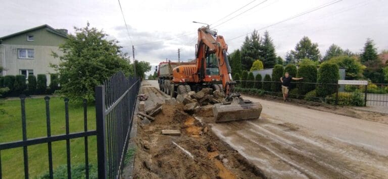 Rozpoczął się długo oczekiwany remont ulicy Lenartowskiej w Michałowie, który cieszy mieszkańców południowej części osiedla. Dzięki ambitnemu projektowi renowacji, finansowanemu w 80% przez Rządowy Fundusz Rozwoju Dróg, ulica zyska nową nawierzchnię i chodniki. Prace prowadzi firma "BUDROMOST - STARACHOWICE" i mają zakończyć się za 10 miesięcy, co oznacza odnowioną ulicę na początku 2025