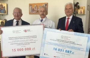 Przekazanie „czeków” na inwestycje w Świętokrzyskim Centrum Onkologii: Poseł Krzysztof Lipiec, prof. Stanisław Góźdź dyrektor Świętokrzyskiego Centrum Onkologii, wiceminister zdrowia Waldemar Kraska / fot, nadesłane