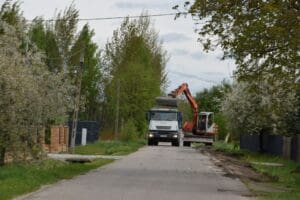 Pierwszym etapem prac jest usunięcie warstwy humusu z poboczy drogi / fot. UG Mirzec