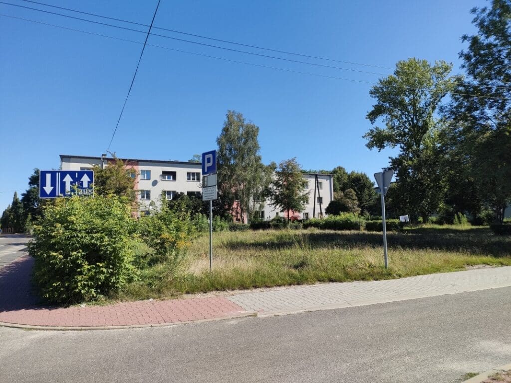 Nowy blok w tym miejscu? Mieszkańcy ulic: Oświatowej i 8- go Maja nie wyobrażają sobie takiego sąsiedztwa. Chcą by powrócił tu dawny plac zabaw fot. Iwona Bryła