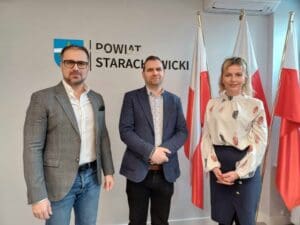 Na zdjęciu (od lewej): Rafał Dobrowolski - dyrektor DPS w Kałkowie, Piotr Ambroszczyk - starosta starachowicki, Aneta Świercz - dyrektor DPS w Starachowicach / fot, Anna Ząbecka - Gazeta Starachowicka