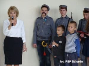 PATRIOTYCZNE WIDOWISKO W SZKOLE
