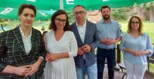 Na zdjęciu (od lewej): poseł Marzena Okła-Drewnowicz, poseł Kamila Gasiuk-Pihowicz, Artur Gierada - szef PO w województwie świętokrzyskim, Piotr Capała - szef PO w powiecie starachowickim, Kinga Sawicka z PO / fot. Gazeta Starachowicka