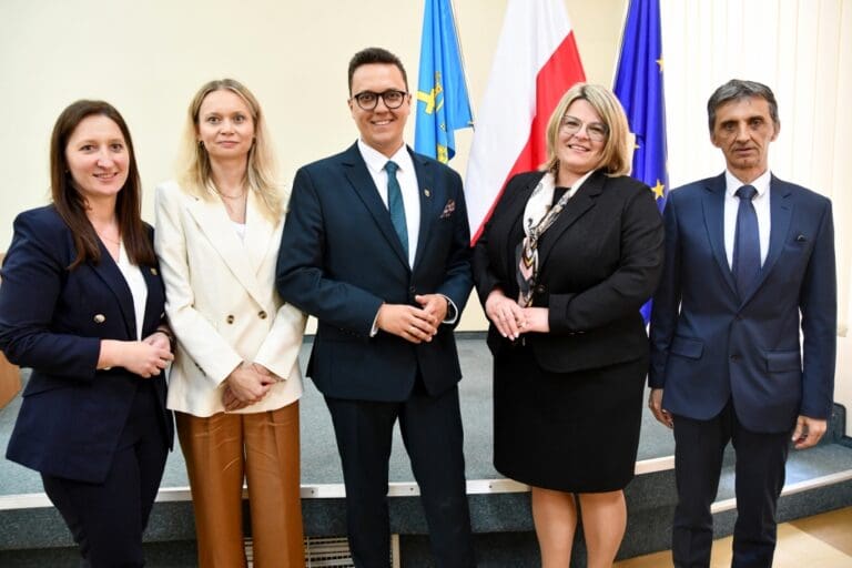 Zarząd Powiatu Starachowickiego. Na zdjęciu (od lewej): nieetatowa członkini Zarządu Joanna Żyśko, nieetatowa członkini Zarządu Aleksandra Piechota, starosta Piotr Babicki, wicestarosta Małgorzata Galas-Bąba, etatowy członek Zarządu Jarosław Samela / fot. Powiat Starachowicki