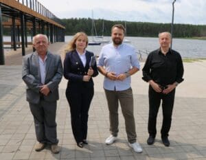 od lewej: radny Marek Kamiński, skarbnik miasta Beata Pawłowska, prezydent Starachowice Marek Materek, radny Włodzimierz Orkisz / fot. Gazeta Starachowicka