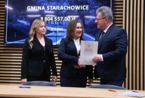 Na zdjęciu (od lewej): Beata Pawłowska - Skarbnik Miasta Starachowice; Elżbieta Gralec - zastępca prezydenta Starachowic ds. gospodarczych; Józef Bryk - Wojewoda Świętokrzyski / fot. Świętokrzyski Urząd Wojewódzki