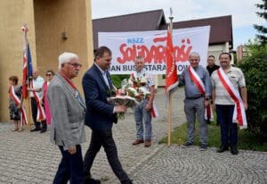 Starosta Piotr Ambroszczyk złożył kwiaty pod Pomnikiem Solidarności wspólnie z Edwardem Dudkiem – legendą tego ruchu w naszym powiecie / fot. Powiat Starachowicki