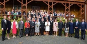 Pamiątkowe zdjęcie jubilatów obchodzących rocznicę długoletniego pożycia małżeńskiego wraz z władzami gminy i zaproszonymi gośćmi.   fot. UG Mirzec