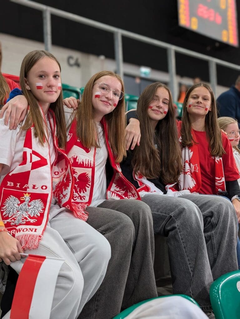 Koszykarki z Wąchocka dopingowały reprezentację Polski. (+FOTO)