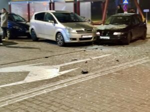 Zderzenie samochodów na parkingu Galerii Galardia w Starachowicach