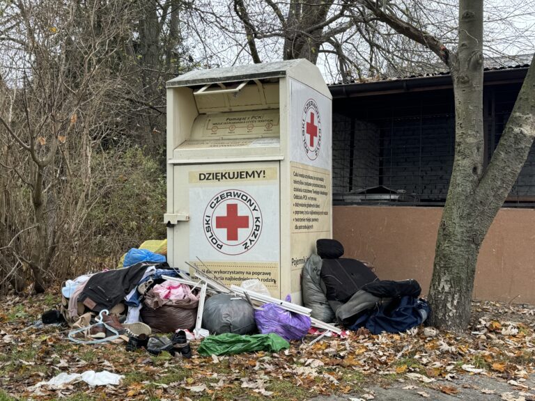 Przepełnione pojemniki PCK w Starachowicach – co zrobić, gdy darowizna nie mieści się w kontenerze?