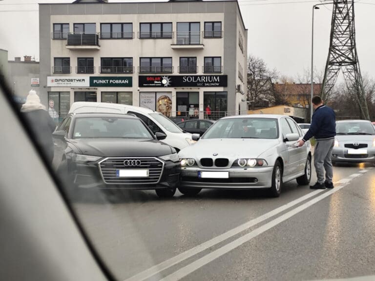 Zderzenie Audi i BMW na skrzyżowaniu