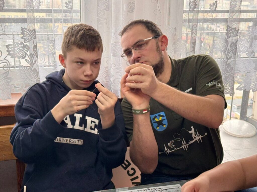Wędkarskie tajniki węzłów- młodzi uczą się od najlepszych!