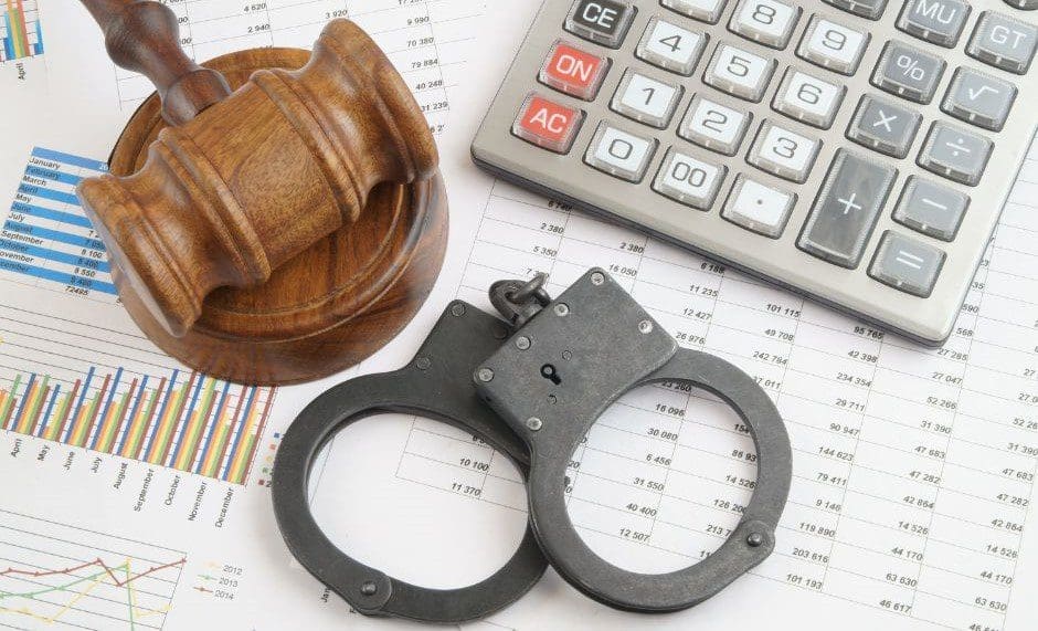Opis wpisu: Mężczyzna zgłosił się do policji po padnięciu ofiarą oszustwa inwestycyjnego. Po zainwestowaniu pieniędzy online i próbie wypłaty, został poproszony o dodatkową wpłatę w ramach weryfikacji tożsamości, co skończyło się blokadą dostępu do środków. Warto być ostrożnym i dokładnie sprawdzać wiarygodność inwestycji, aby uniknąć oszustw.