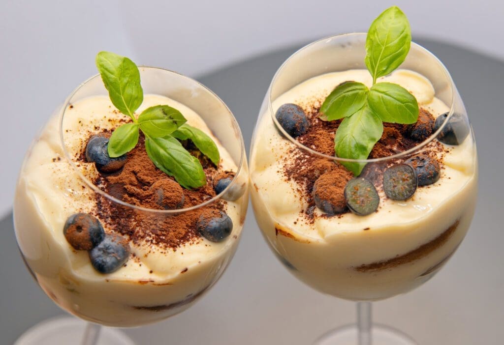 Deser tiramisu z borówkami - przepyszna i elegancka kompozycja smaków, idealna na każdą okazję.