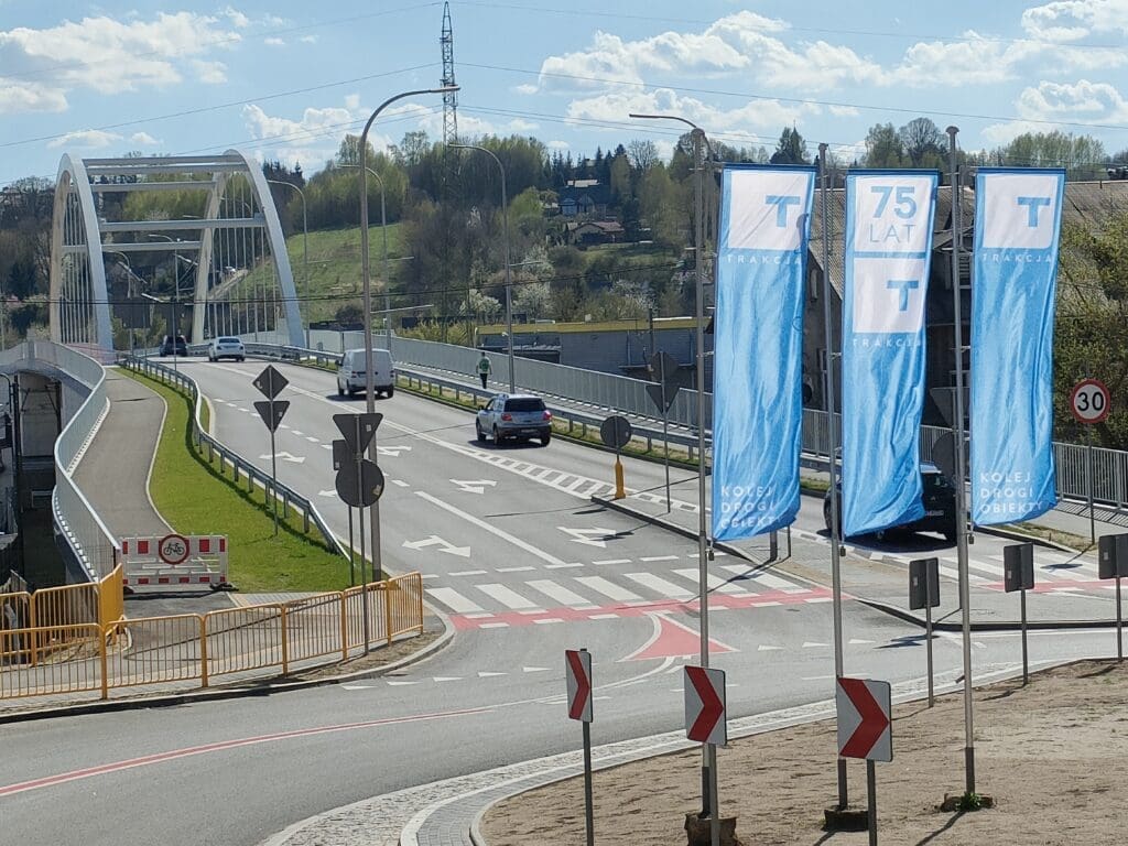 Wiadukt w Starachowicach Zachodnich z białym łukiem i samochodami na jezdni