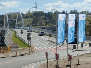 Wiadukt w Starachowicach Zachodnich z białym łukiem i samochodami na jezdni