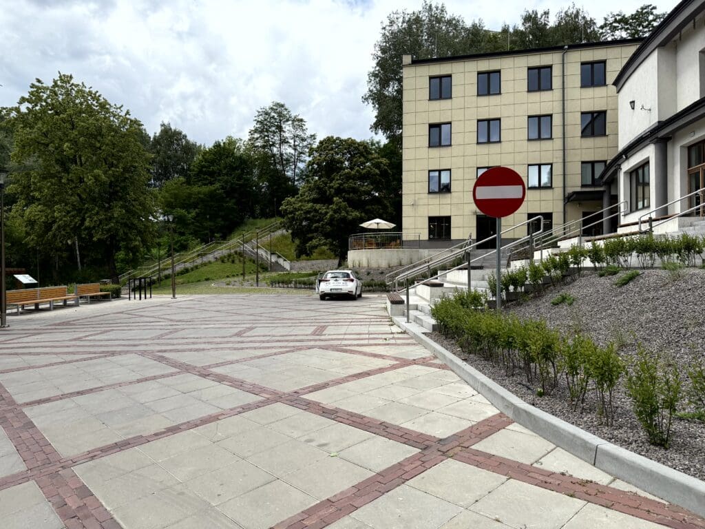 Główne wejście do Parku Kultury w Starachowicach z widocznym zakazem wjazdu na plac przed budynkiem