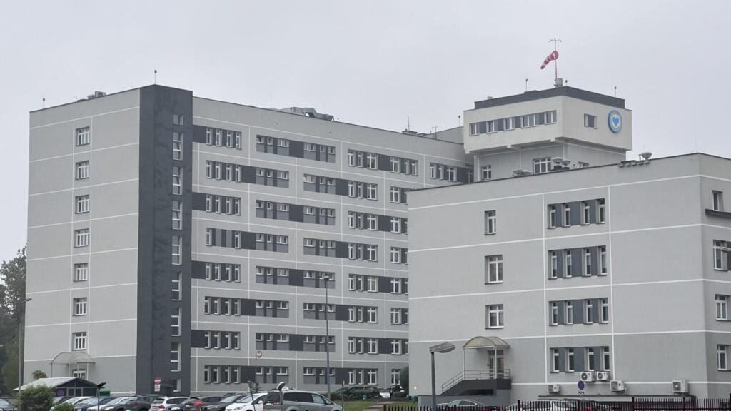 37-letni mężczyzna wypadł z okna szpitala w Starachowicach