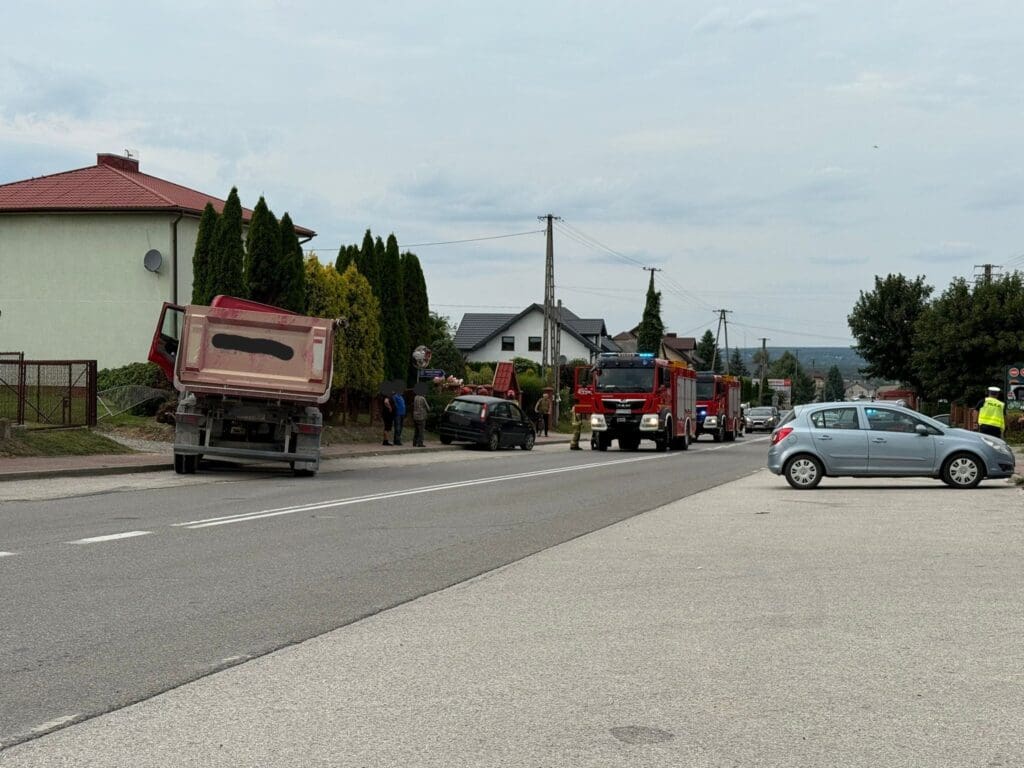 Ciężarówka zderzyła się z fordem na drodze wojewódzkiej w Pawłowie