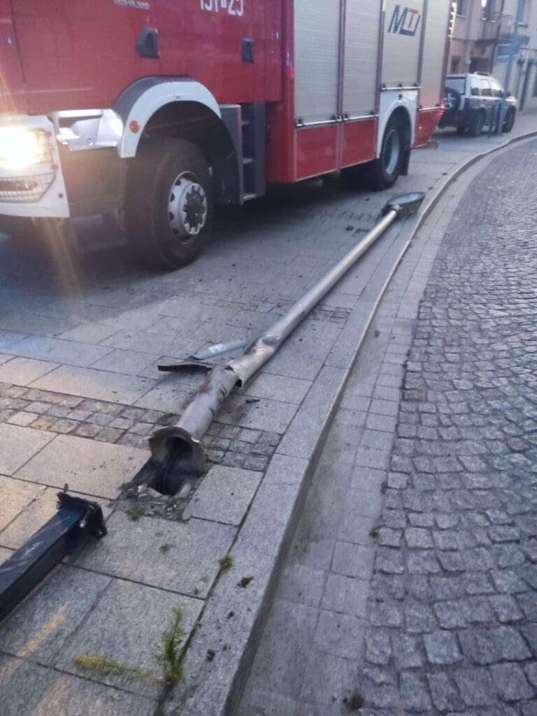 Uderzył w latarnię na ul. Niskiej. Mandat dla 19-latka